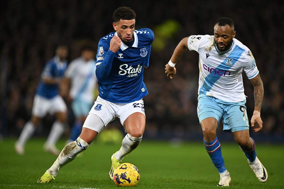 El centrocampista del Everton Ben Godfrey (izq.) compite con el delantero del Crystal Palace Jordan Ayew durante el partido de la Premier League.
