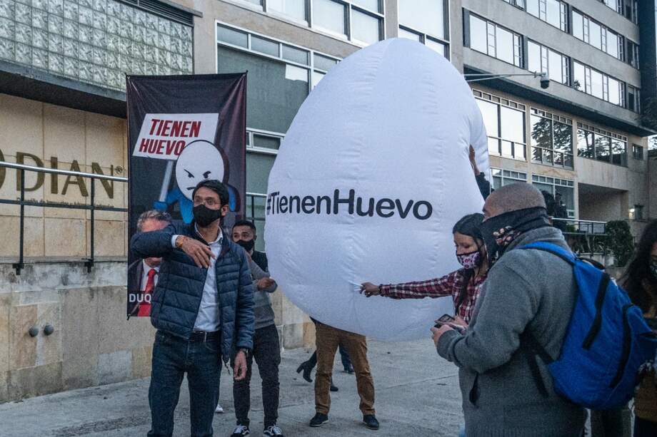 Camilo Romero protestó con un huevo inflable gigante contra la reforma tributaria de Duque.
