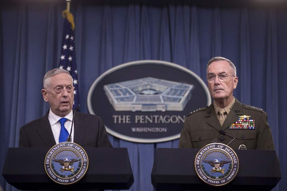 Secretario de Defensa, James Mattis, y el presidente del Estado Mayor Conjunto de los Estados Unidos, Gen. Joseph Dunford. / AFP