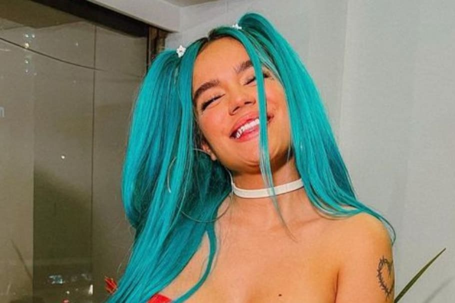 La cantante Karol G, quien hace unos días presumía su cabello rosado, regresó al tono azul, con el que muchos la conocieron y le dio la vuelta al mundo por primera vez.