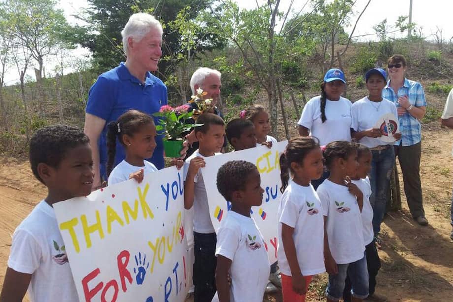 El expresidente Bill Clinton llegó a Cartagena el pasado domingo, donde visitó a algunas comunidades marginadas. / Cortesía FUNDMAMONAL