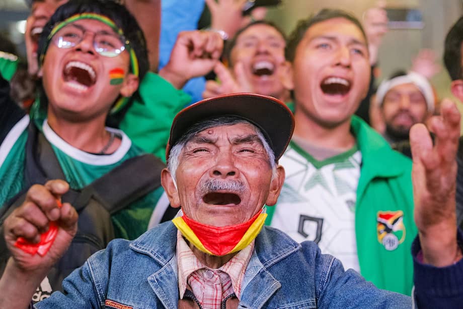 Aficionados bolivianos en La Paz celebran el triunfo 2-1 sobre Surinam durante el repechaje para la Copa Mundial de la FIFA 2026.