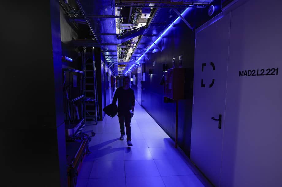 MADRID, 26/03/2025.- Asistentes aprovechan la jornada de puertas abiertas para visitar el data center de Digital Realty en Madrid, con motivo del Día Internacional del Centro de Datos. EFE/ Borja Sánchez-Trillo