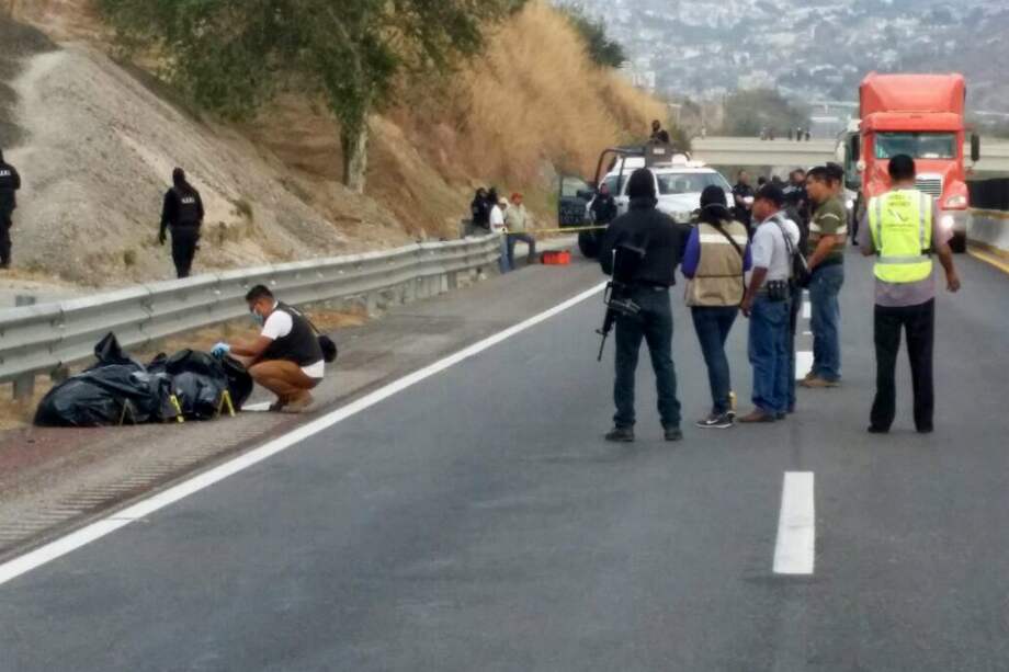 Fotografía cedida por la agencia Quadratín de expertos forenses buscando información en el sitio donde se encontraron hoy, lunes 6 de marzo de 2017. / EFE/Quadratín.