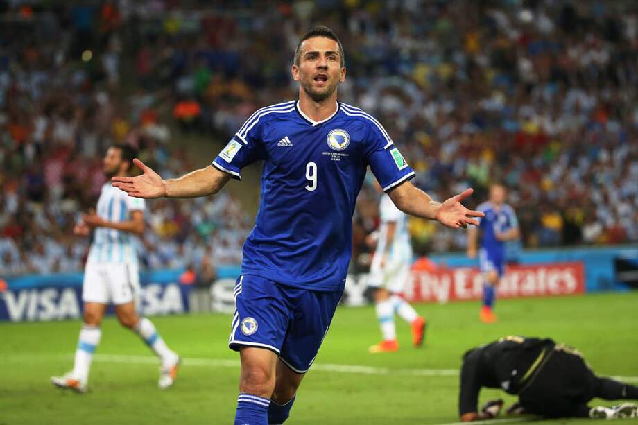 El delantero Vedad Ibisevic le anotó a Argentina el primer gol de Bosnia y Herzegovina en un Mundial de Fútbol. / AFP