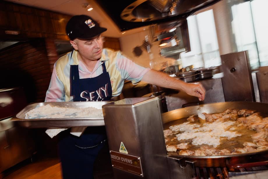 Un chef prepara un arroz en un restaurante de Bangkok resaltando sabores españoles.