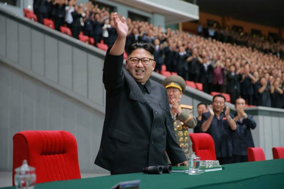 Kim Jong Un mientras saluda a la multitud en el estadio Primero de Mayo en Pyongyang. / AFP/KCNA VIA KNS