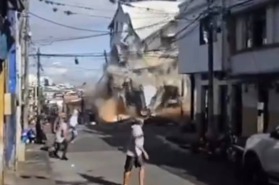 Imagen del video captado por testigos del desplome de una casa en Pereira una semana después del terremoto.