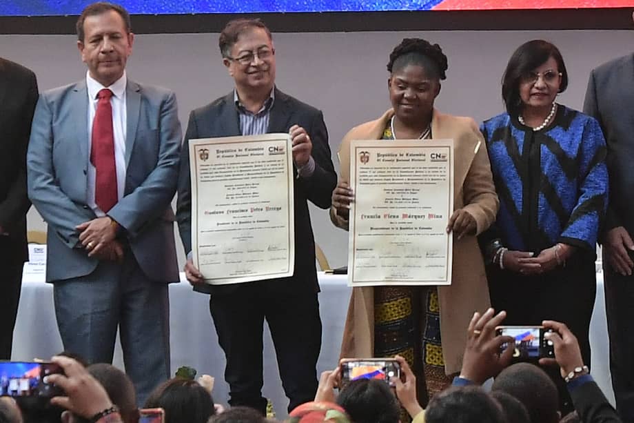 El Presidente electo Gustavo Petro y la Vicepresidente Francia Márquez, recibieron sus credenciales en la Registraduría Nacional.