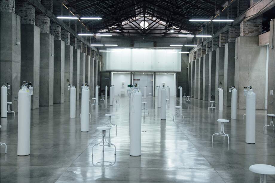 Libia Posada. Terapia Respiratoria Aguda. Instalación: Cilindros de oxígeno, sillas médicas, mascarillas, dibujo. Vista General. Dimensiones variables. 2003-2020.