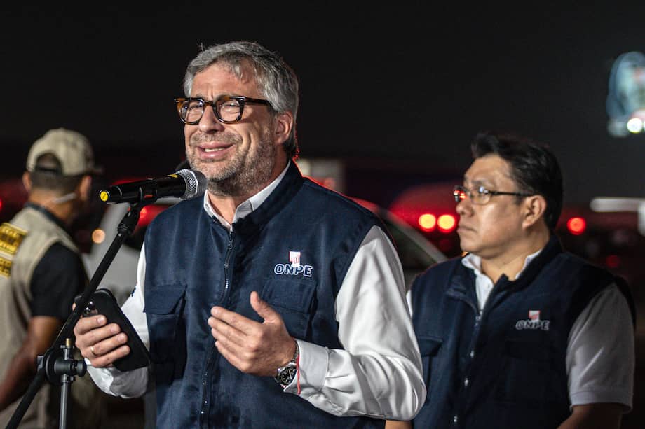 El exjefe de la Oficina Nacional de Procesos Electorales (ONPE), Piero Corvetto, hablando en una rueda de prensa.