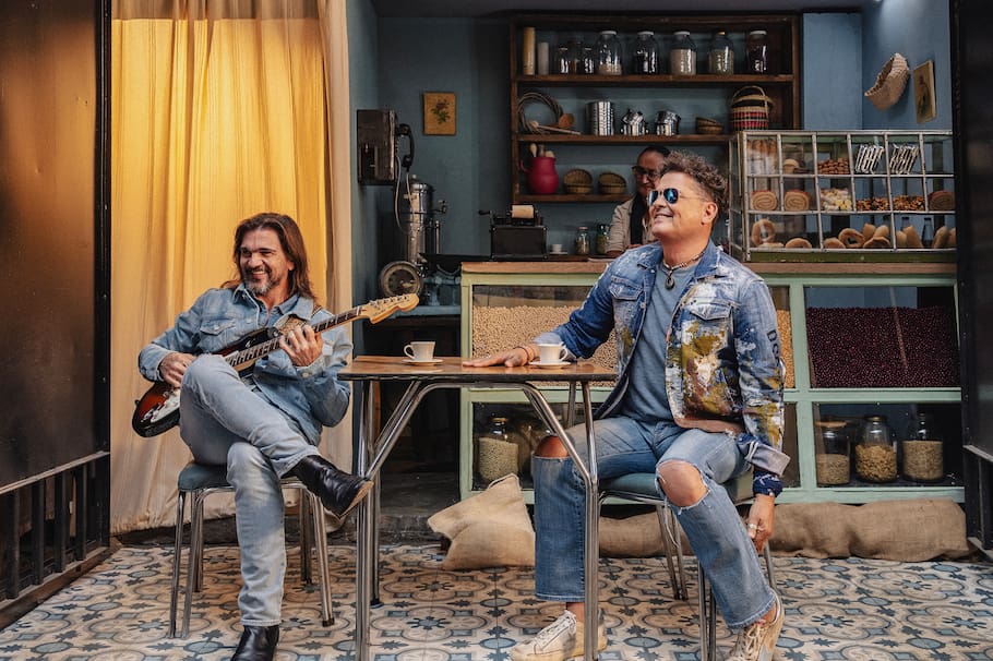 AME1904. BOGOTÁ (COLOMBIA), 16/08/2023.- Fotografía cedida hoy por Frankie Jazz que muestra a los cantautores colombianos Juanes (i) y Carlos Vives durante una sesión fotográfica en Bogotá (Colombia). Carlos Vives y Juanes lanzaron este jueves "Las Mujeres", un cover del clásico vallenato de Carlos Huerta y la primera colaboración de ambos que une los ritmos más tradicionales del Caribe con el poder de la guitarra eléctrica. "La verdad es que el solo de Juanes es lo mejor de la canción. Hace tiempo que queríamos hacer esto y por fin lo hicimos realidad, Juan también tiene un gran amor por el vallenato y estoy seguro que lo van a sentir en la canción, esto es puro rock de mi pueblo", expresó Vives. EFE/Frankie Jazz /SOLO USO EDITORIAL /SOLO DISPONIBLE PARA ILUSTRAR LA NOTICIA QUE ACOMPAÑA (CRÉDITO OBLIGATORIO)