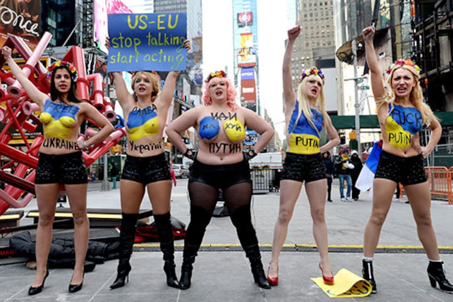 Las feministas protestan con los senos al aire