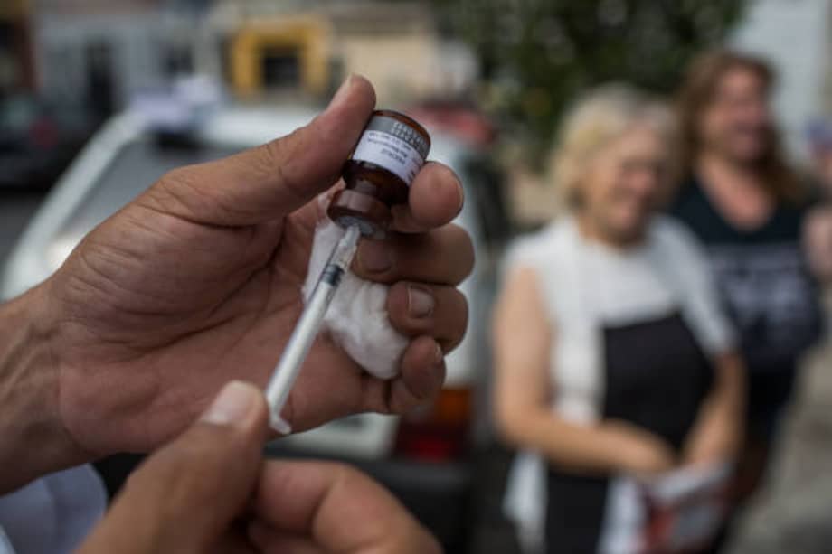 Esta emergencia tiene un énfasis en el carácter preventivo. La vacuna salva vidas, señaló el Gobierno. Photo by Victor Moriyama/Getty Images)