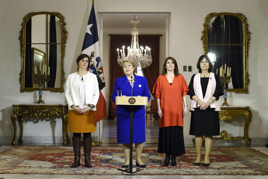 La mandataria chilena, Michelle Bachelet, y su equipo de mujeres en el Gobierno. / EFE