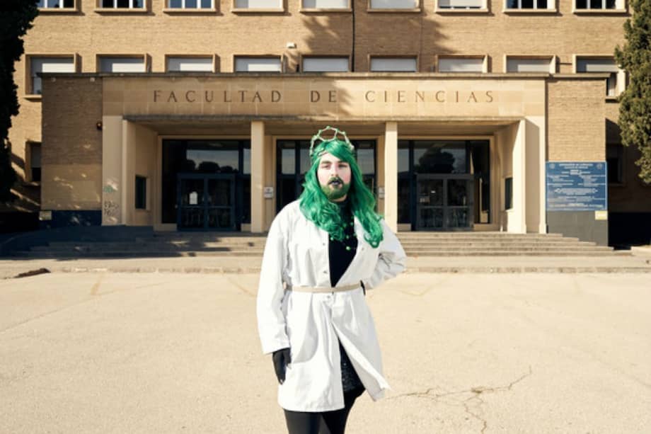 Sassy Science en la puerta de la facultad de Ciencias de la Universidad de Zaragoza. / Víctor Serrano - SINC