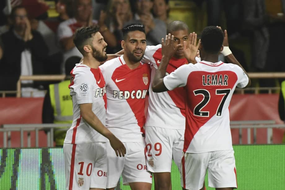 Los jugadores del Mónaco celebran uno de los goles que anotó el colombiano Radamel Falcao García en la reciente victoria contra Lille. / AFP