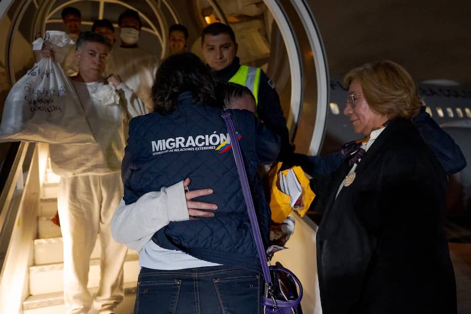 Canciller Rosa Villavicencio recibió 110 colombianos retornados de EE.UU.