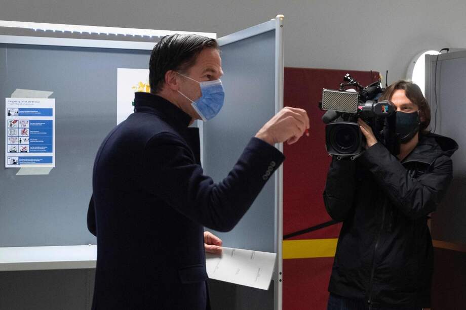 El primer ministro holandés, Mark Rutte, muestra el lápiz rojo con el que votó en las elecciones en Países Bajos.