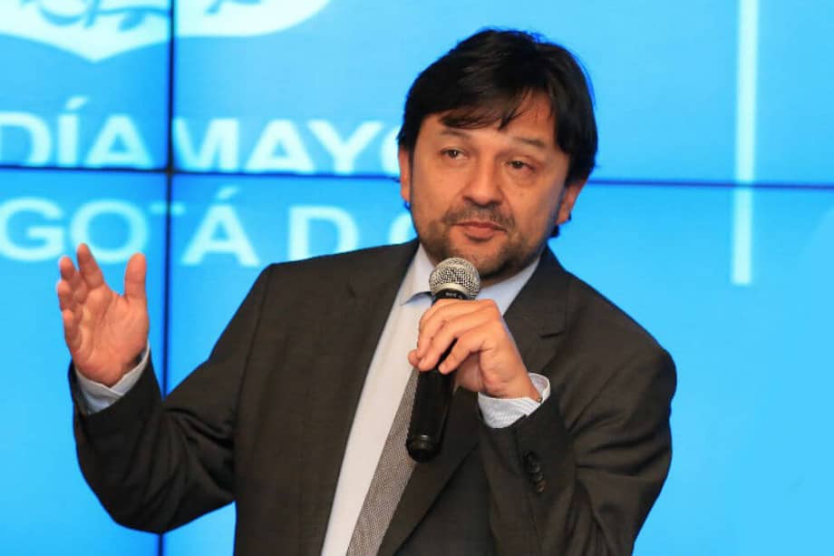 Juan Pablo Bocarejo, secretario de Movilidad, confirmó que el joven que conducía el vehículo se pasó a gran velocidad un semáforo en rojo. / Alcaldía de Bogotá.