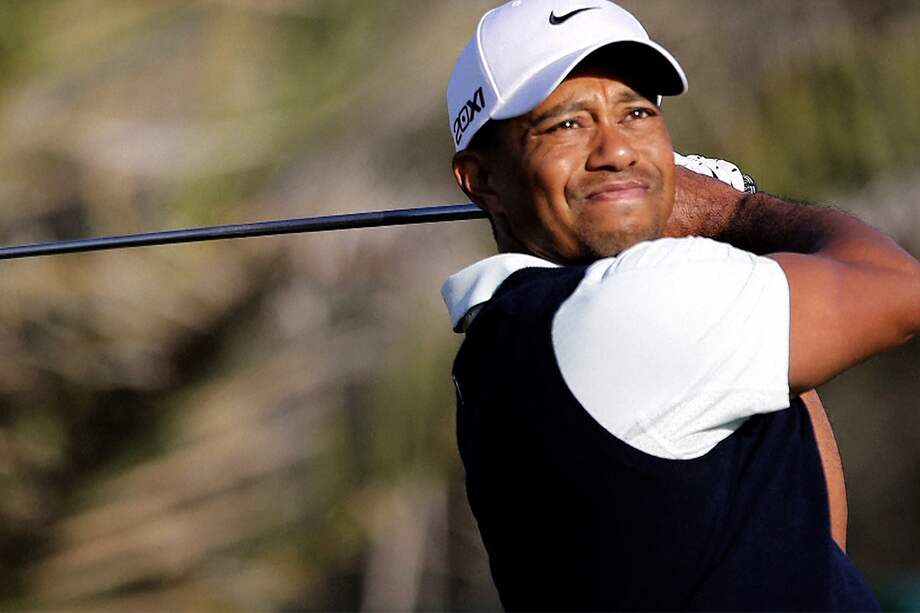 El astro del golf Tiger Woods fue intervenido quirúrgicamente por las lesiones que sufrió en la pierna derecha tras accidentarse el 23 de febrero en su vehículo en una carretera cercana a Los Ángeles, California. El golfista tuvo fracturas abiertas en la parte superior e inferior de los huesos de la tibia y el peroné y lesiones adicionales en los huesos del pie y el tobillo.