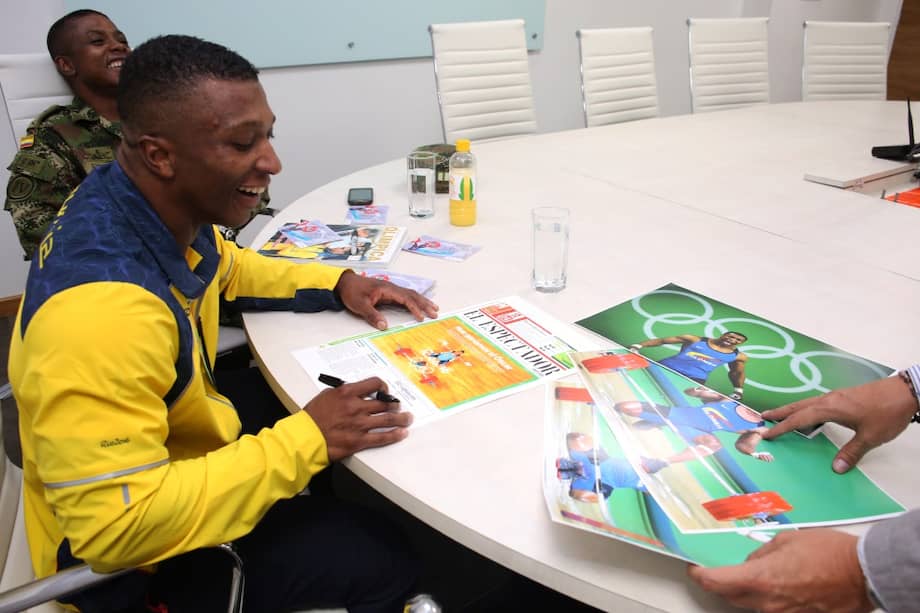 Óscar Figueroa y su hermano Wilson miran la portada de El Espectador del pasado 8 de agosto. / Jimmy Pachón - Coldeportes