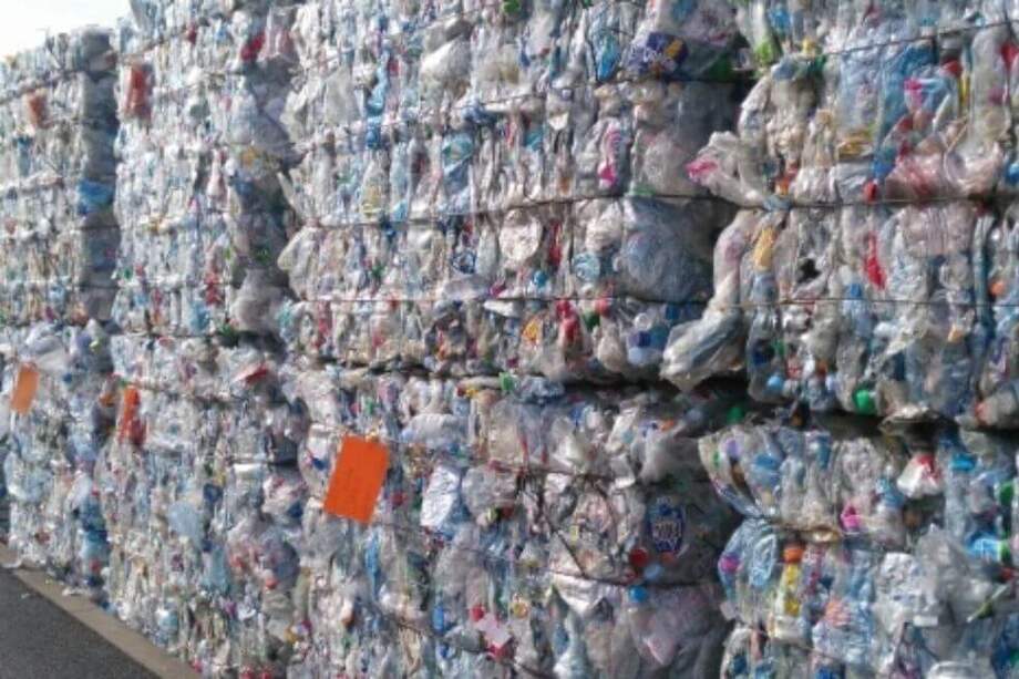 Plástico para reciclado en una planta de Suez en Biarritz (Francia). EFE/Lourdes Uquillas/Archivo