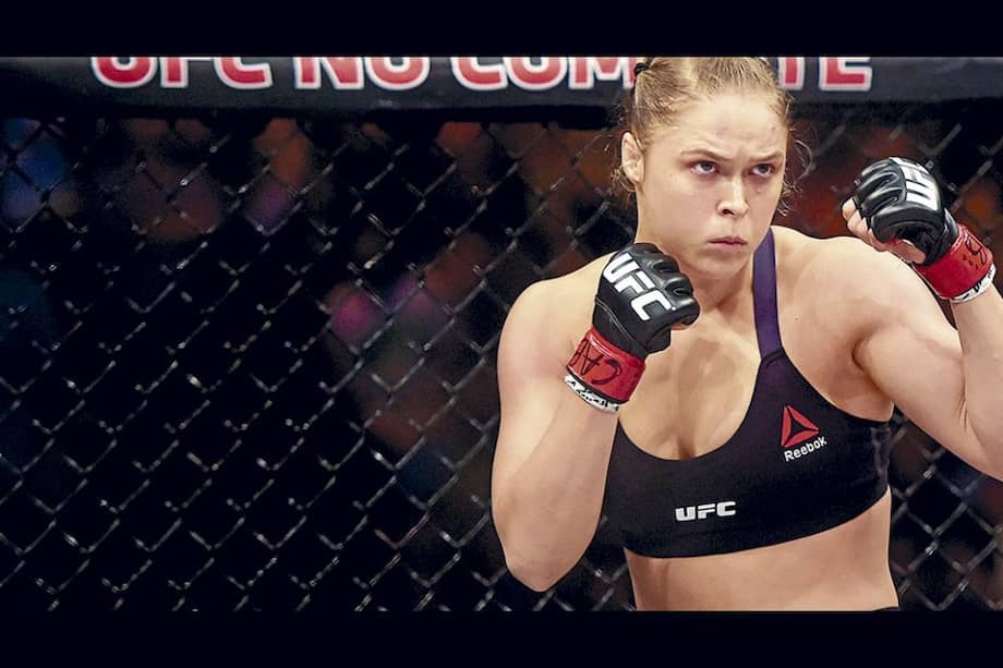 La mirada de Ronda Rousey intimida. Cuando pelea se transforma en una máquina de tirar puños y patadas, esquivar golpes y hacer llaves. / Inova-Alexandre Loureiro