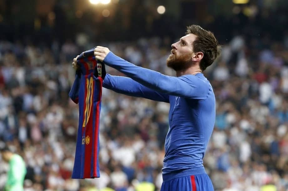 Sin duda, uno de los mayores rivales de Messi en Barcelona fue Real Madrid. De la rivalidad entre el argentino y los blancos, una de las imágenes más recordadas fue la de Messi enseñando su camiseta a la tribuna del Santiago Bernabéu en un clásico agónico que definió el 10 en el último minuto con un marcador de 3-2.
