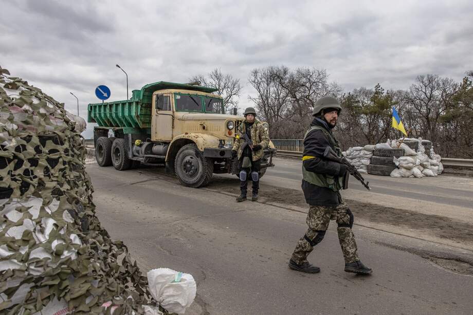 Un miembro de las Fuerzas de Defensa Territorial hace guardia en un puesto de control en el frente oriental de la región de Kiev. /Foto de referencia