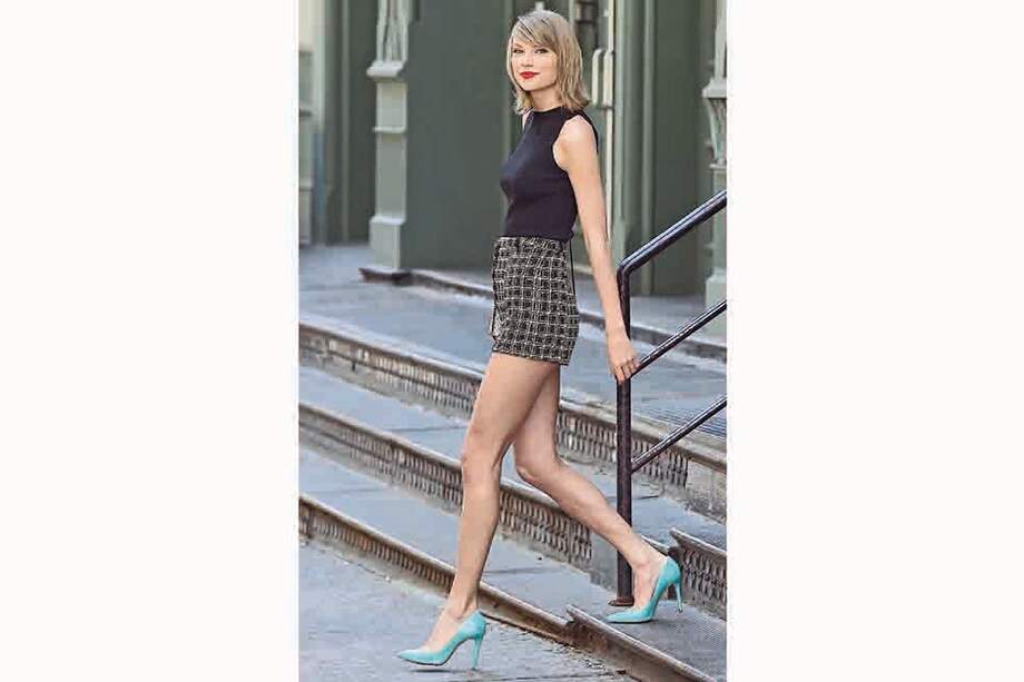 Taylor Swift es uno de los referentes de moda más importantes de nuestros tiempos. Su estilo femenino y muy coqueto es el ejemplo perfecto de la adaptación de las tendencias de los años cuarenta a la actualidad. /Getty Images