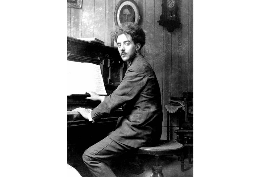 Felisberto Hernández fue un compositor, pianista y escritor uruguayo, caracterizado por sus obras, en un principio catalogadas como literatura fantástica, basadas, principalmente, en una reflexión sobre sí mismo.