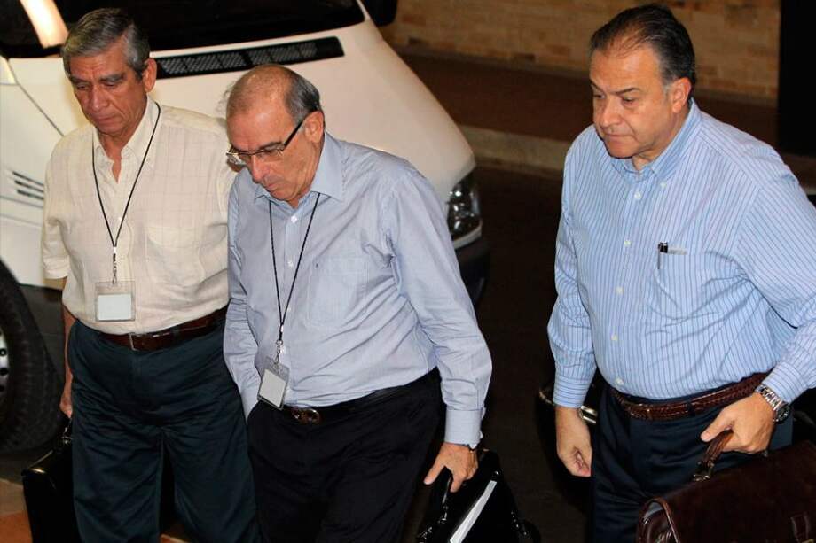 miembros del equipo negociador del Gobierno colombiano el exvicepresidente Humberto de la Calle (c), el general en retiro de la Policía Oscar Naranjo (d) y el ex Comandante del Ejército Jorge Enrique Mora Rangel (i). Foto: EFE