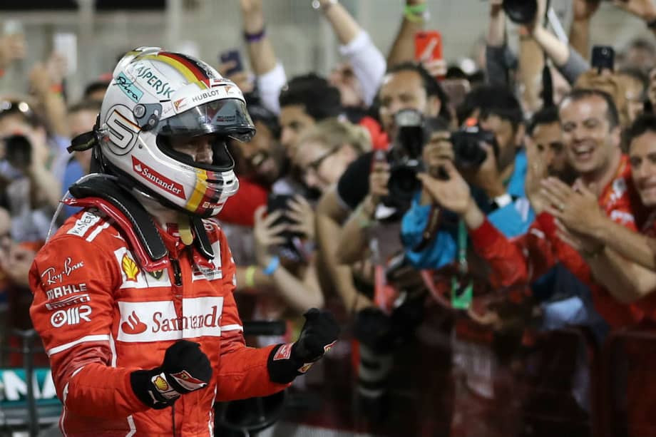 Sebastián Vettel celebra su victoria en el GP de Baréin. / AFP