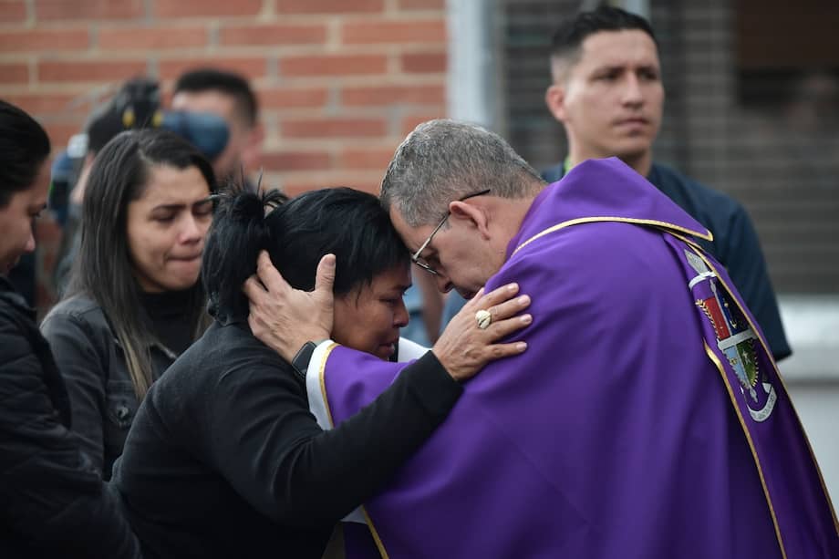 Asnaideth Arrieta, madre de Einer Beltrán, durante la ceremonia religiosa que se realizó, en la localidad de Suba.