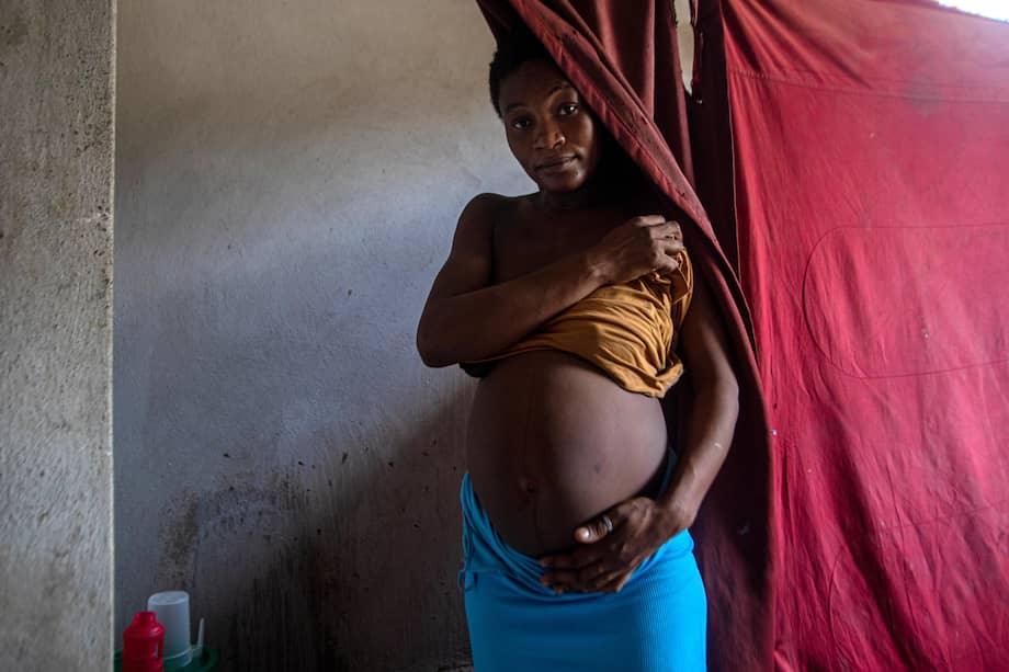 Fotografía del 19 de agosto de 2025 de Jenika Milien, una mujer embarazada de 20 años, posando en el campamento de refugiados de la Oficina de Protección al Ciudadano (OPC), en Puerto Príncipe (Haití).