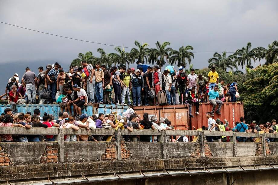 Ante la escasez de medicamentos y alimentos en su país, decenas de venezolanos quebrantaron los bloqueos de la frontera con el fin de conseguirlos en Colombia. / AFP