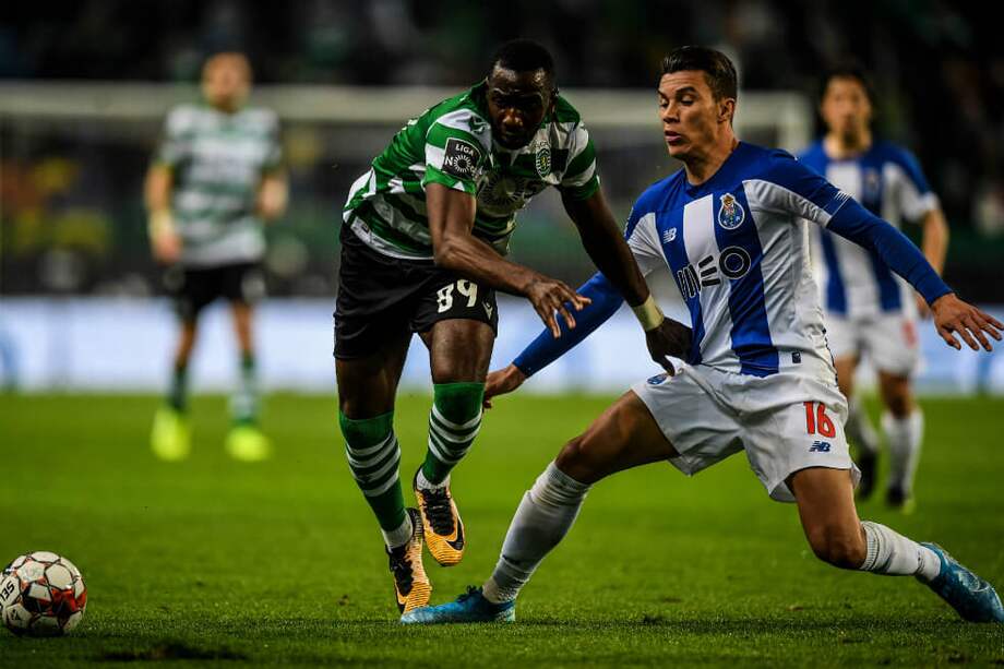 Matheus Uribe (der.) fue uno de los jugadores más destacados del Porto en la victoria en Lisboa. / AFP