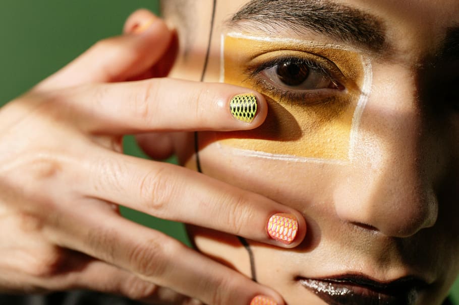 ¡Adiós al tabú! Los hombres también se pintan las uñas y estos son los diseños que están en tendencia este 2025. Acá te los mostramos para que innoves.