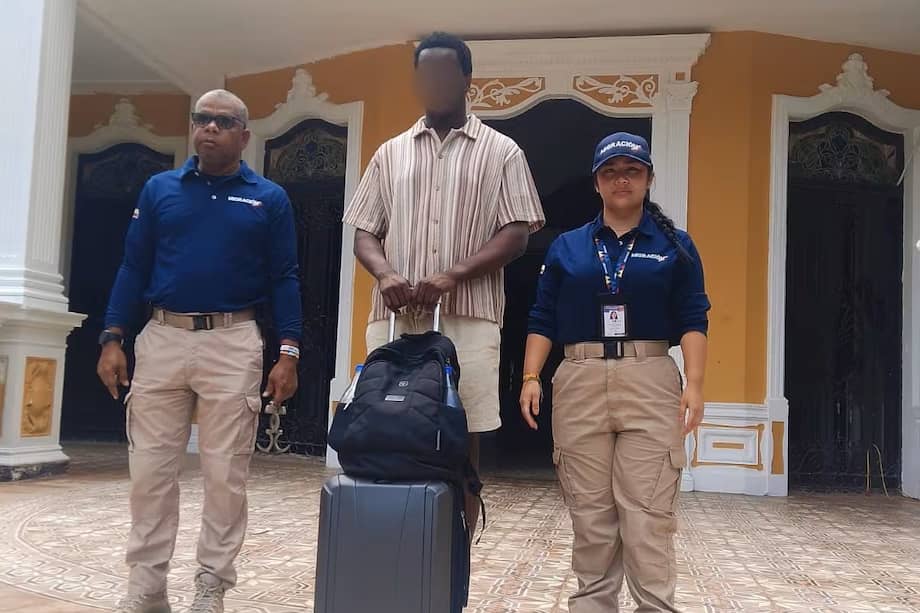 Al sujeto también le encontraron cocaína entre su maleta.