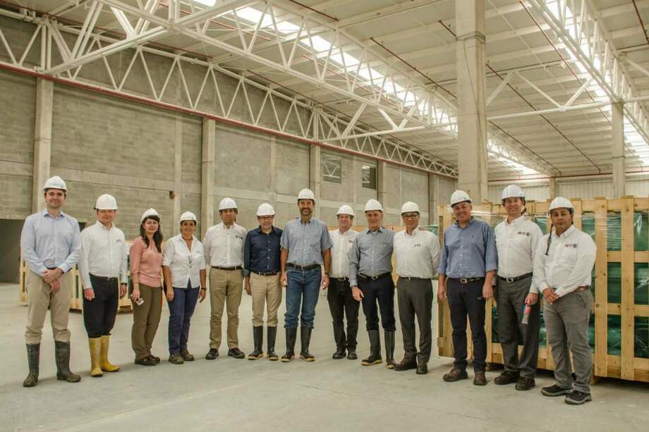 Directivos de la sociedad en lo que será la sede de la empresa chilena.