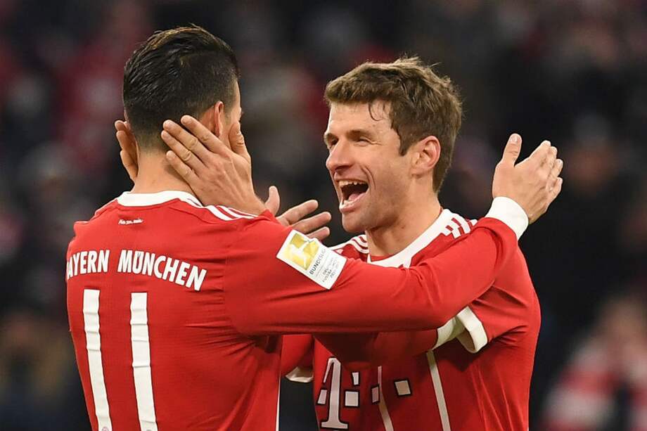 Thomas Müller celebra con James Rodríguez su gol 100 con el Bayern Múnich. / EFE