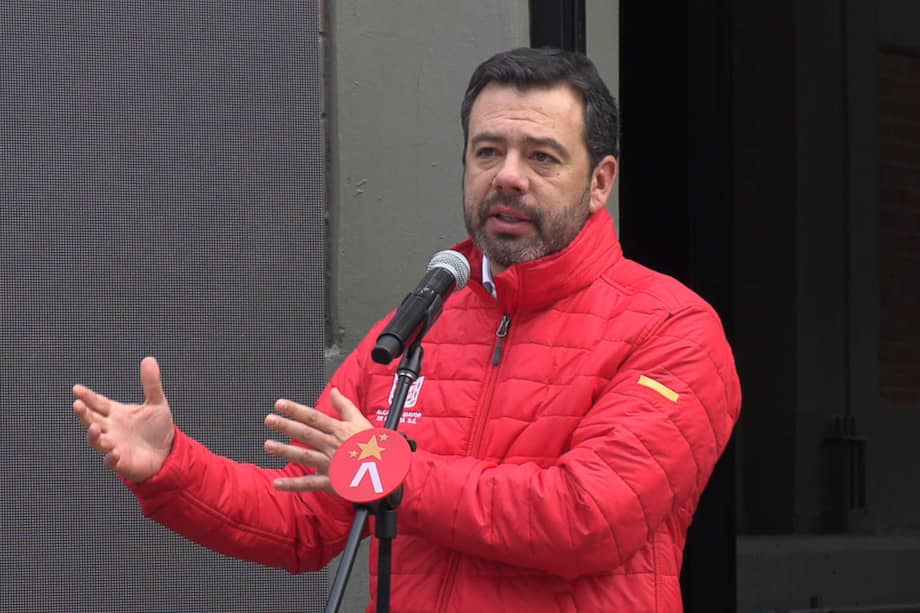 El alcalde de Bogotá, Carlos Fernando Galán, durante la rueda de prensa en la que anunció el fin del racionamiento diario de agua potable en la capital colombiana, justo al cumplir un año de la medida. EFE/Juan Diego López