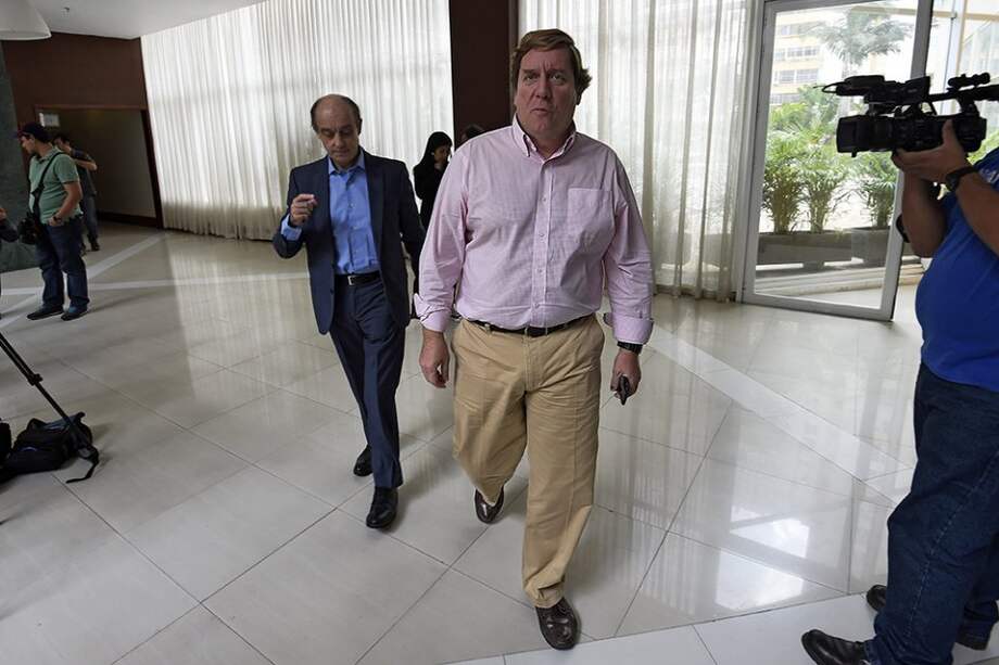 Fernando Maura (der) y Gabriel Mato (izq), miembros del Parlamento Europeo a su llegada a Venezuela. / AFP