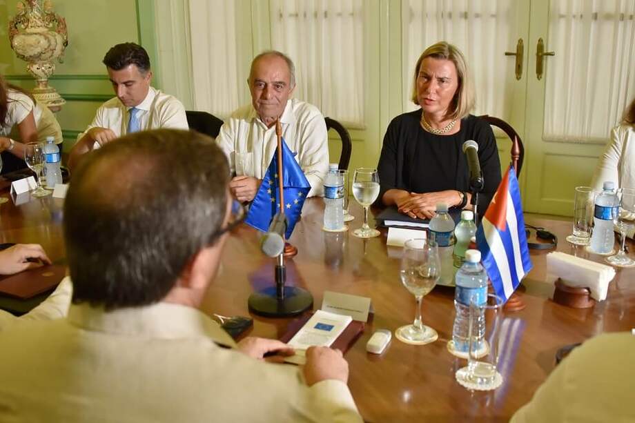 La alta delegada de la Unión Europea para Asuntos Exteriores, Federica Mogherini, mantiene una reunión con el ministro de Exteriores cubano, Bruno Rodríguez. / AFP