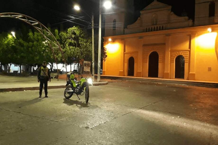 Un hombre llamó la atención de las autoridades de Sabanalarga al intentar incendiar la Alcaldía. Exige ayuda humanitaria. / Tomado de Alcaldía Sabanalarga