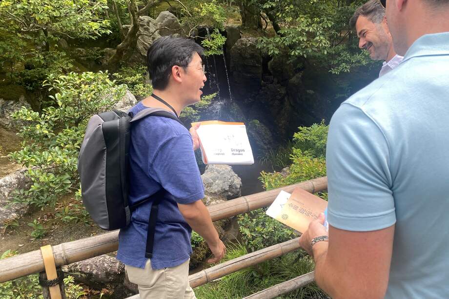 Un guía japonés, en Kioto, hace uso de dibujos para hacerse entender.