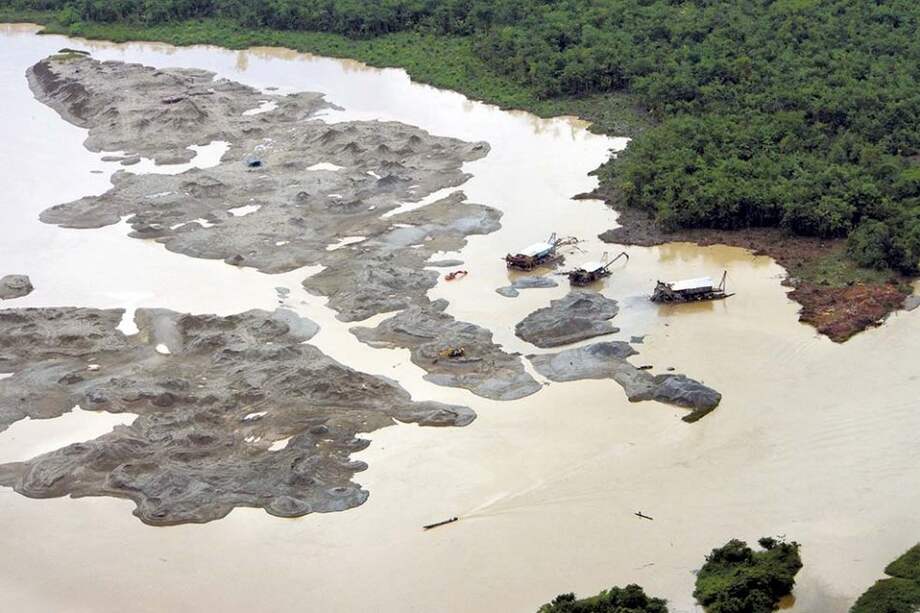 Según el fallo, en el departamento del Chocó hay actualmente en operación unas 800 dragas. / Steve Cagan