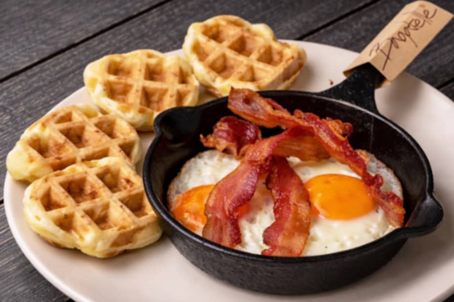 Pandeyucs Spéciaux, waffles de pandeyuca acompañados de huevos fritos y tocineta.