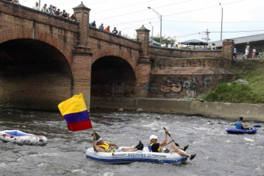 Cerca de 80 personas navegaron las aguas del río Medellín pidiendo su recuperación / EFE / L. E. Noriega